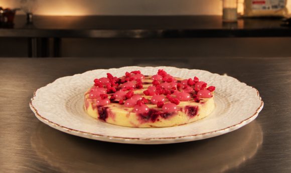TARTA HORNEADA DE CREMATTO, ACEITE DE OLIVA Y FRAMBUESA